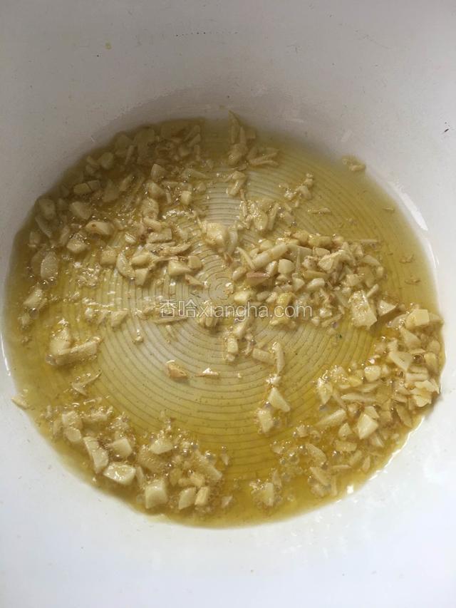 热锅放油，油七成热转中小火放入生姜蒜煸香