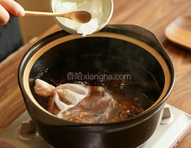 煮好后熄火，加入冰糖。