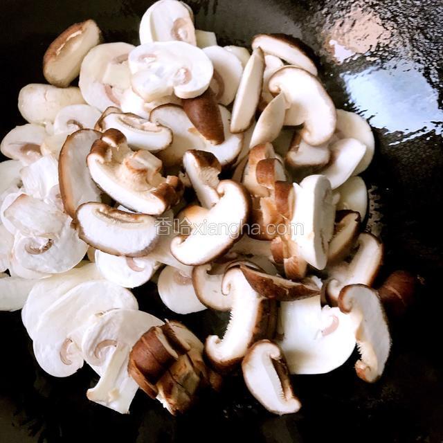 锅烧热，放入少许油烧热，然后放入菌菇翻炒均匀