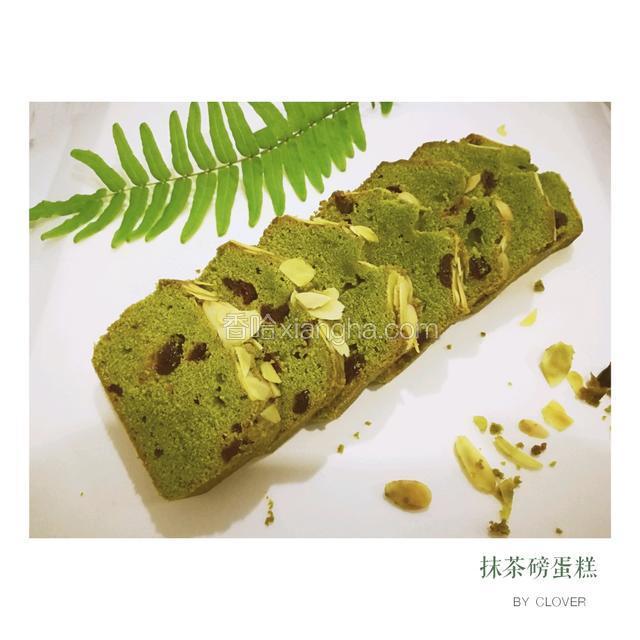 刷好糖水以后，又把蛋移入到模具类。等晾凉之后，用油纸包好，放入冰箱内。三天过后食用最佳。

这是抹茶蛋糕的切片状态，这次做的时候里面没有加核桃仁。