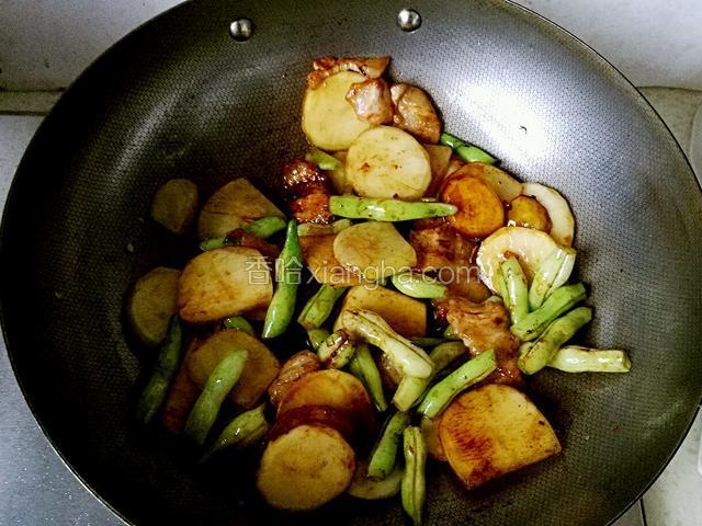 炒至芸豆变色，放入半匙老抽炒匀