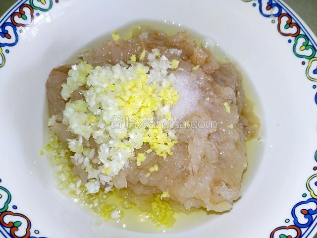 加入适量葱姜末、盐、淀粉及蛋清液