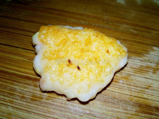 煎锅倒少许花生油 中火煎至金黄色