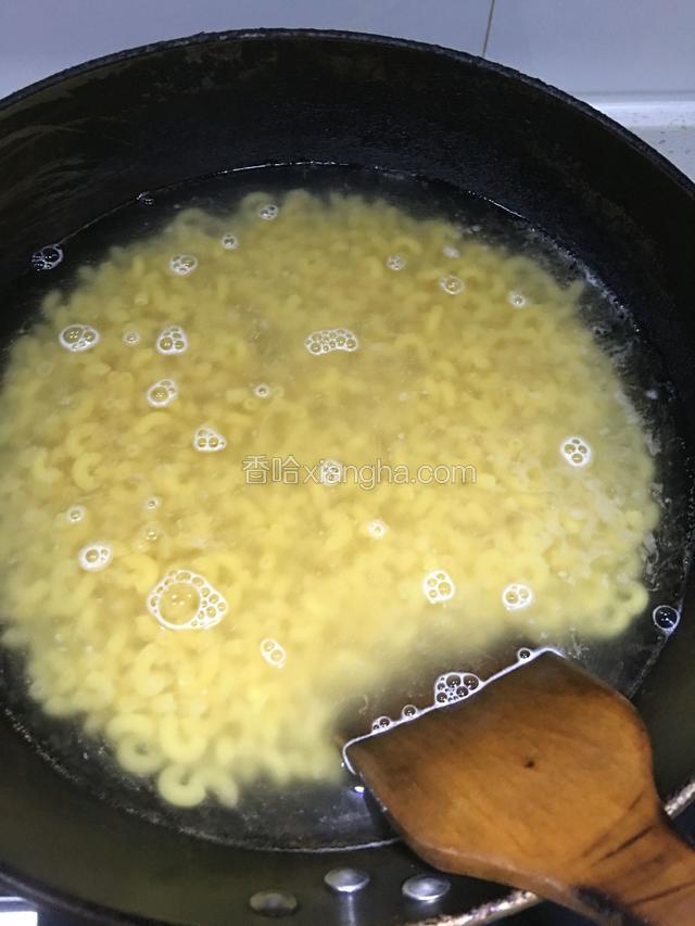 放入意面，煮十五分钟左右，要搅拌