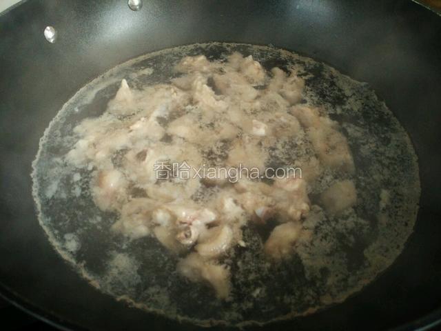 烧开，逼出血水，然后用温水清洗干净