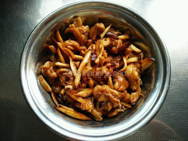 将香菇鸡翅放入蒸碗中