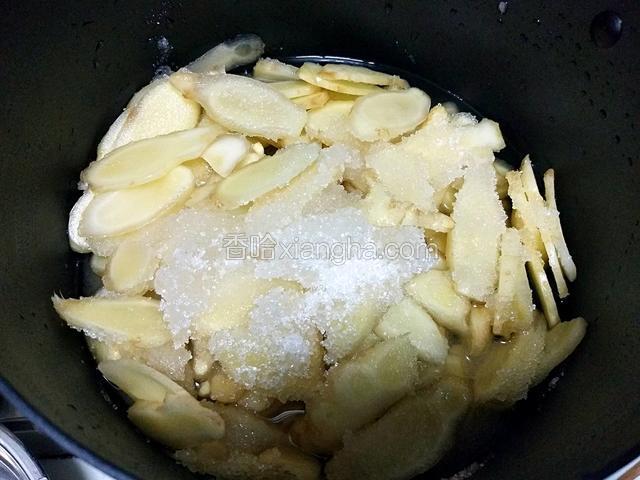 倒入清水（小半杯就可以了，水太多煮很久都煮不干）