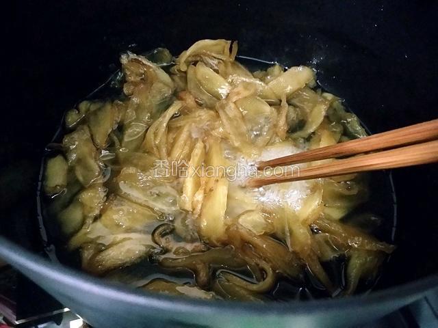一直用小火慢慢熬煮，煮干水和姜片中的水份