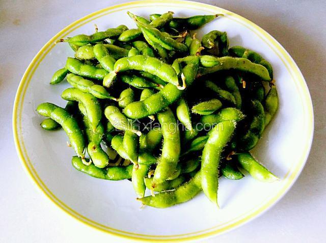 毛豆放入淡盐水中浸泡十分钟，用手轻搓表面后洗净

