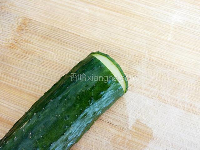 ﻿对半切开，切一薄片，不要切断﻿﻿﻿﻿﻿