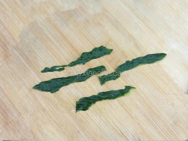 用削皮刀削黄瓜皮，做装饰