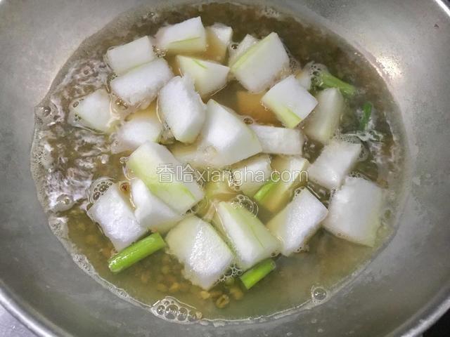 绿豆煮熟后，放入冬瓜块