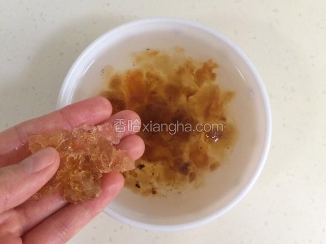 把泡发好的桃胶去掉杂质，冲洗干净。