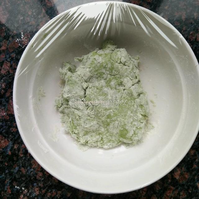 盖上保鲜膜让它松弛10分钟