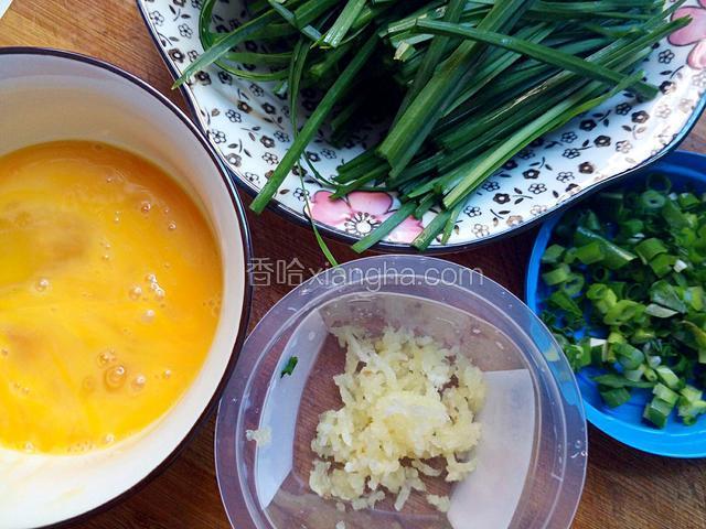 把韭菜洗净切段，鸡蛋打撒，蒜做成蒜泥，葱切葱花