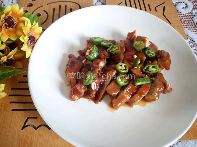 酱汁收干，放在干净的菜板上切断，将事先用热水焯好的秋葵切段撒在盘子上，照烧鸡腿就完成了