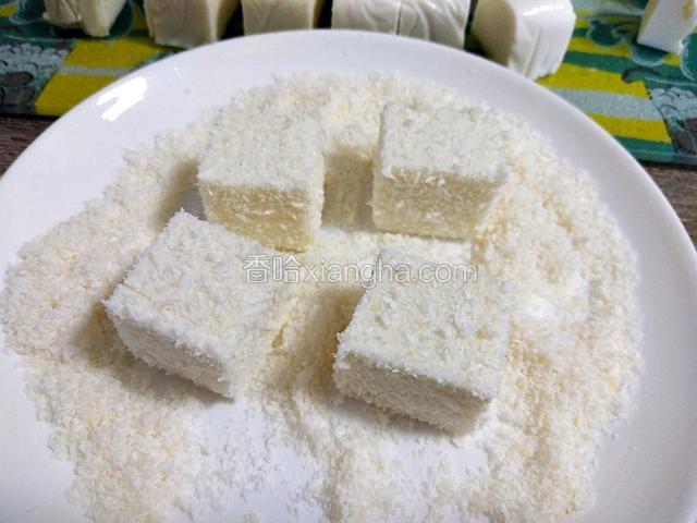 准备适量椰蓉，将每一个小方块都均匀裹上椰蓉即可