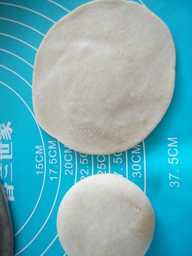 将面团充分揉匀排气，分成8个剂子，分别揉圆后按扁，用擀面杖擀成中间厚、边上薄的圆片。