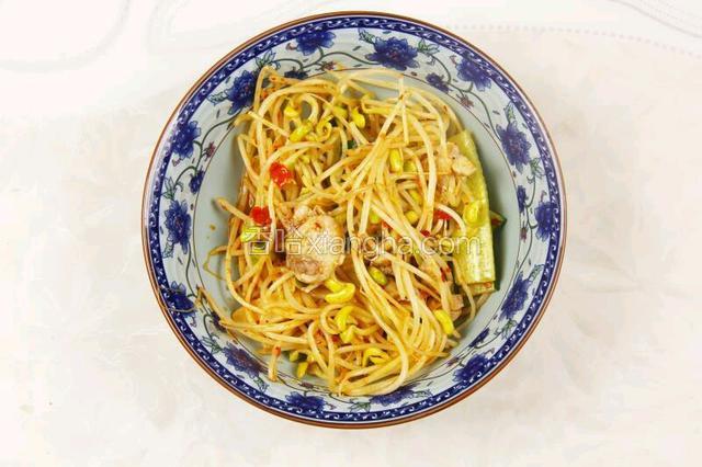 先把配菜捞起来，铺在碗底