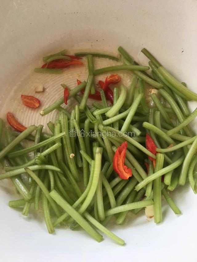 再倒入红薯梗和红椒