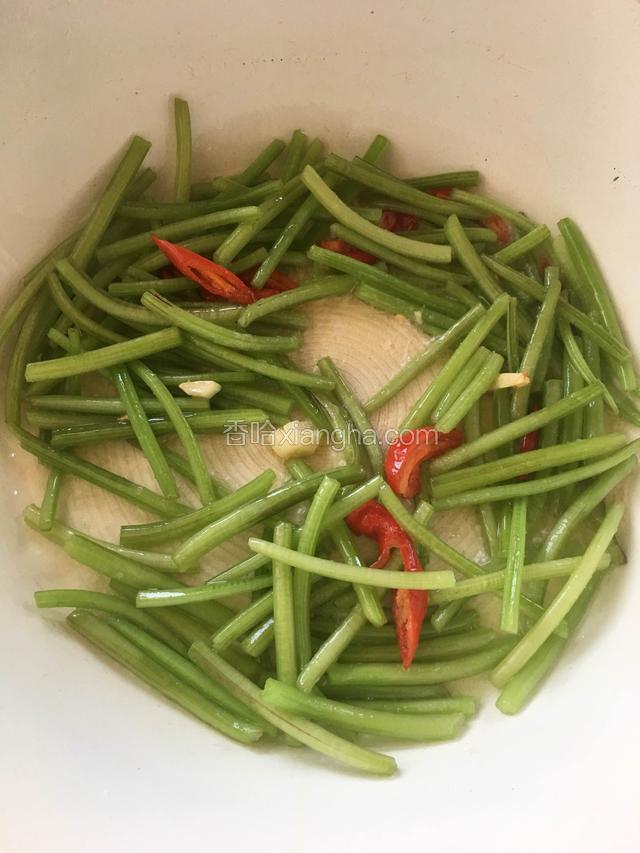 翻炒均匀加适量盐翻炒至断生