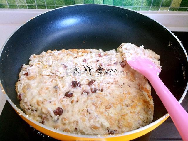 注意全程小火，将所有食材翻拌均匀；