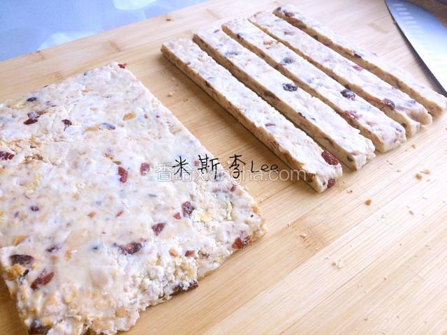 先切条，约1～2cm宽度，或依个人喜好调整；