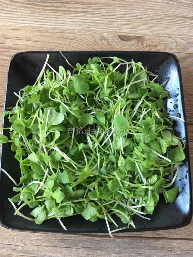 盘中摆放喜欢的蔬菜