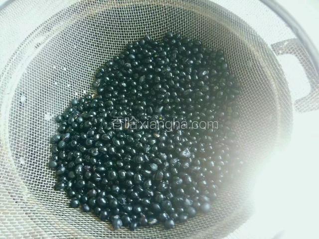 黑豆洗净，倒入漏盆中晾干。