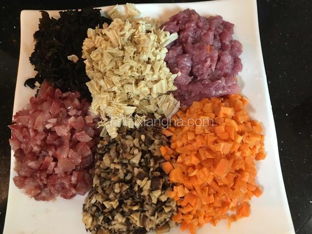 木耳、花菇、瘦肉、广式腊肠、胡萝卜