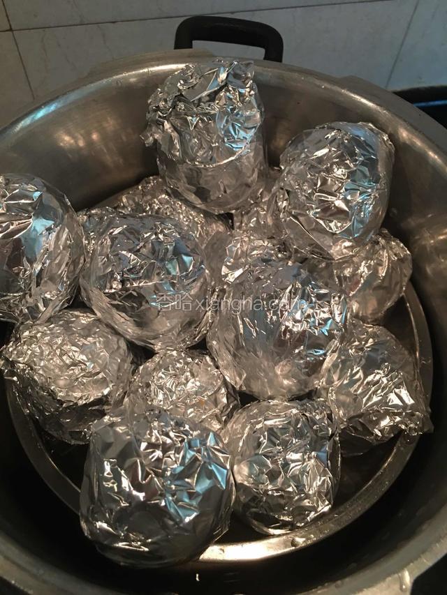 锡纸包裹，蛋口向上，压力锅小火20分钟，防止汤汁外流