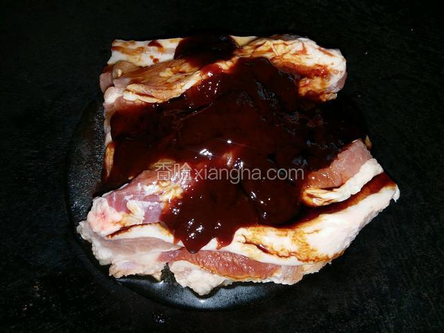 猪肉切成长条放150克叉烧酱，加半碗水小火焖煮25分钟