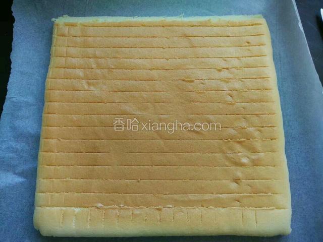 还有余温时用一张新的油纸将蛋糕片翻过来。