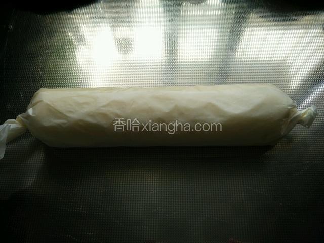 卷成蛋糕卷，卷紧两头的油纸，放入冰箱冷藏定型。