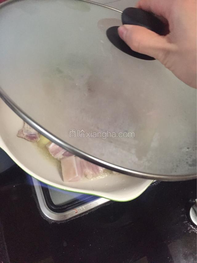 火关小，盖上锅盖，不然熬五花肉的时候会爆油会溅出，