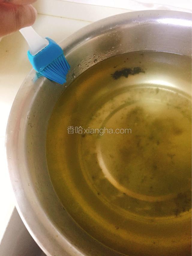 边上溅起的糖水用刷子粘清水擦一下，
它会自己流回盆里的
