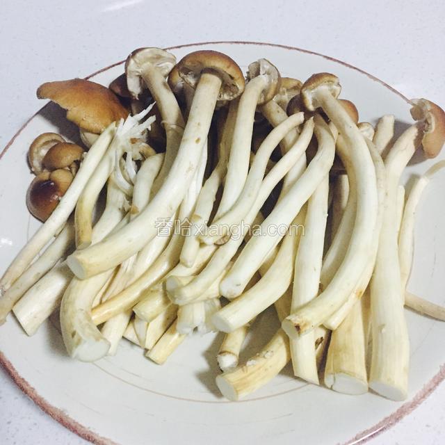 茶树菇洗净沥干水分