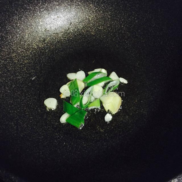 热锅倒油，下葱姜蒜爆锅