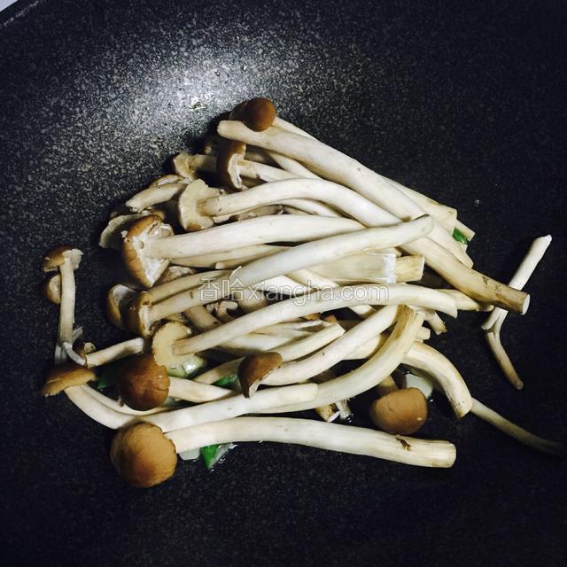 炒出香味后下茶树菇翻炒