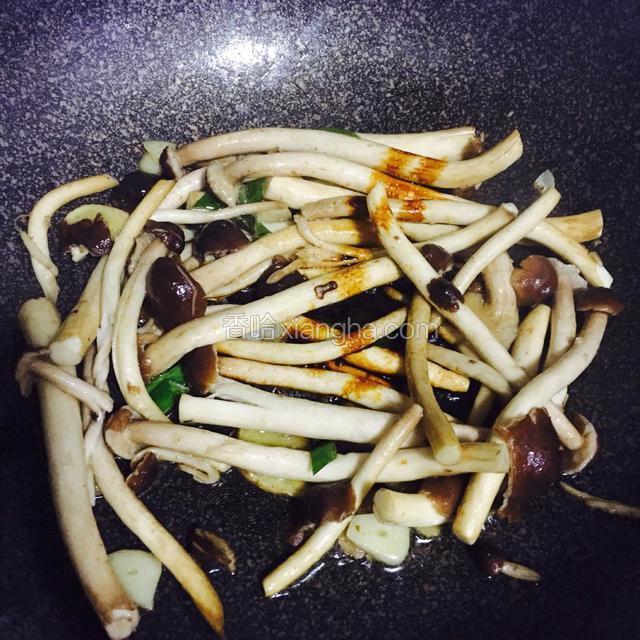 加入适量盐、蚝油、料酒