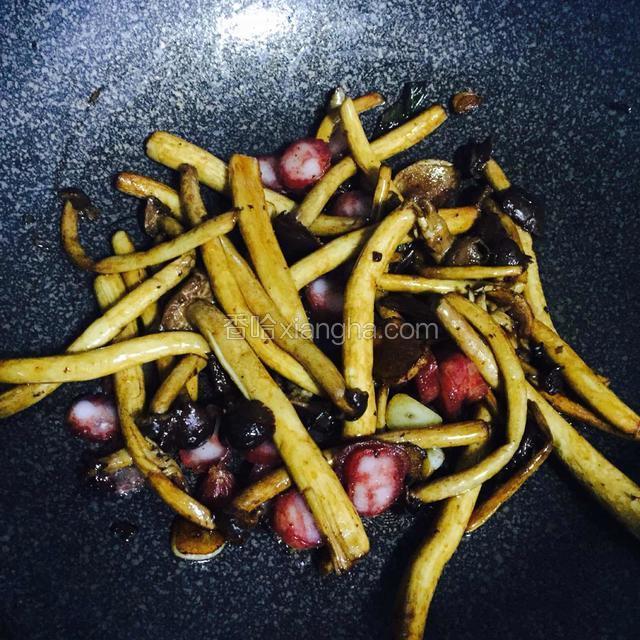 倒入切好的腊肠翻炒几下