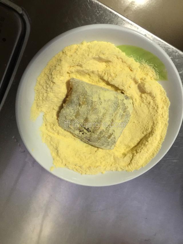 沾干玉米面下入烧热的油锅里，先下中间厚的那几块