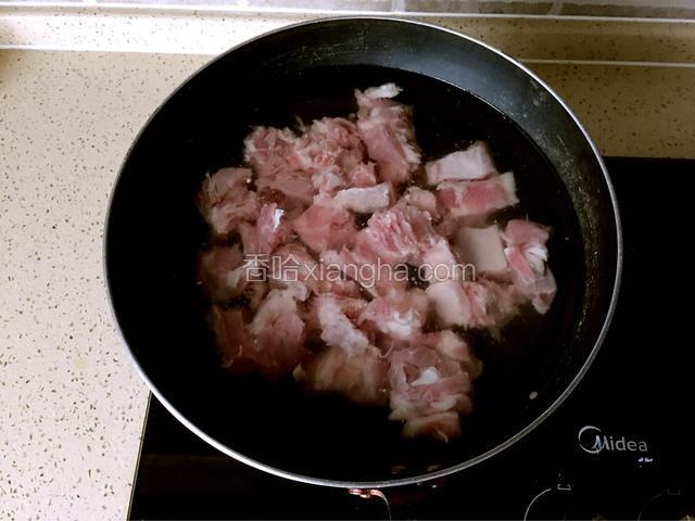 排骨凉水放入锅里