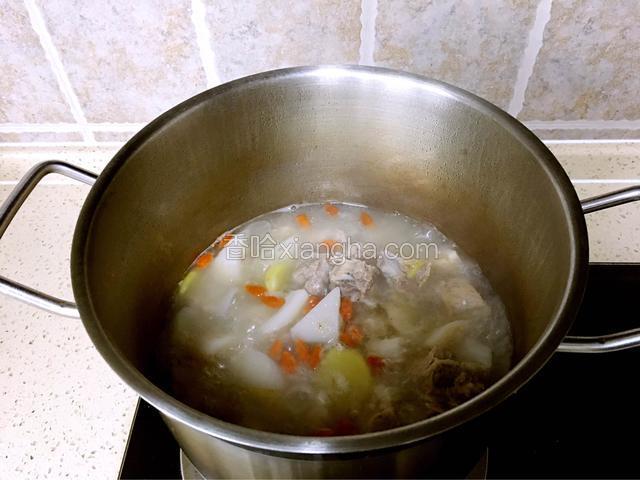 出锅前2分钟放枸杞，关火时放少许鸡精调味即可