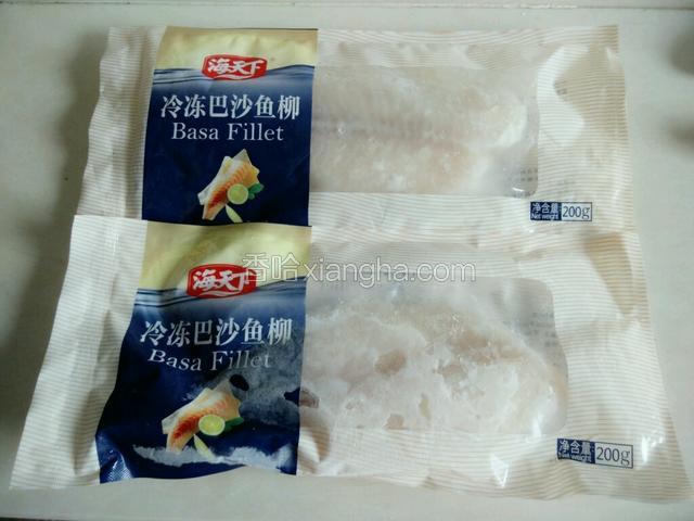 准备好主料：冷冻巴沙鱼柳400克，提前解冻。