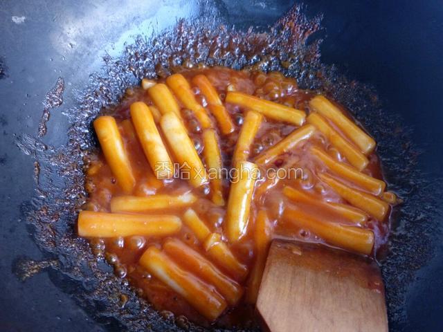 加酱油、盐调味，煮至汤汁粘稠关火。