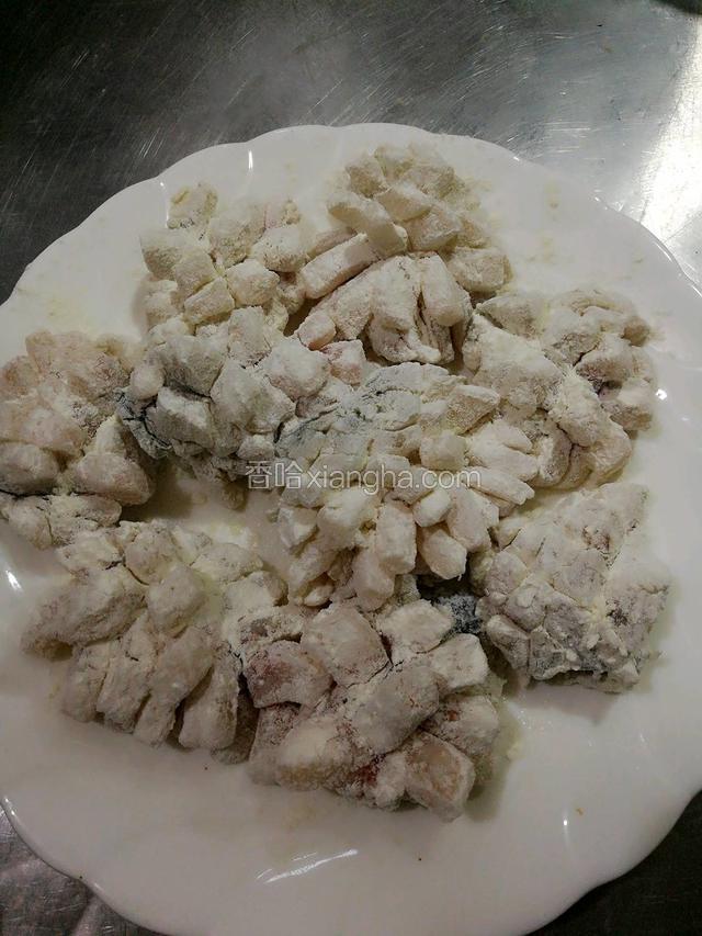 在将切好鱼花拌上玉米粉，全部要拌均匀，炸出来才好看