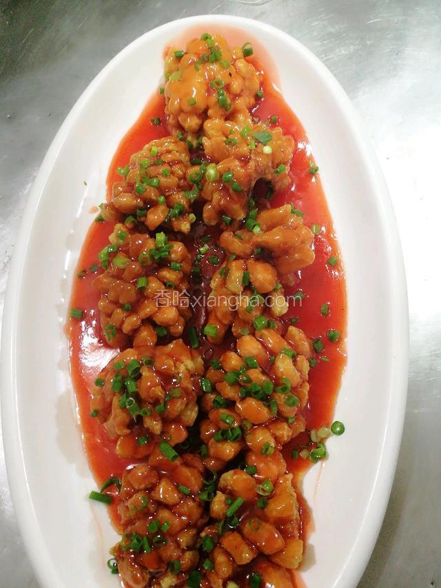 锅里放点油，加糖，白醋，蕃茄酱熬，熬两分钟后，打明油，浇在鱼花上