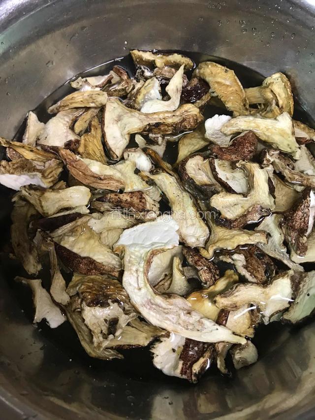 干松茸菌用清水冲一遍后、重新加干净水浸泡（水位以漫过松茸菌为宜）1小时以上，也可以放入冰箱泡一夜。