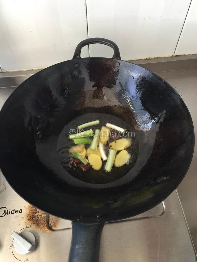 底油要多一些，放入葱姜八角炝锅